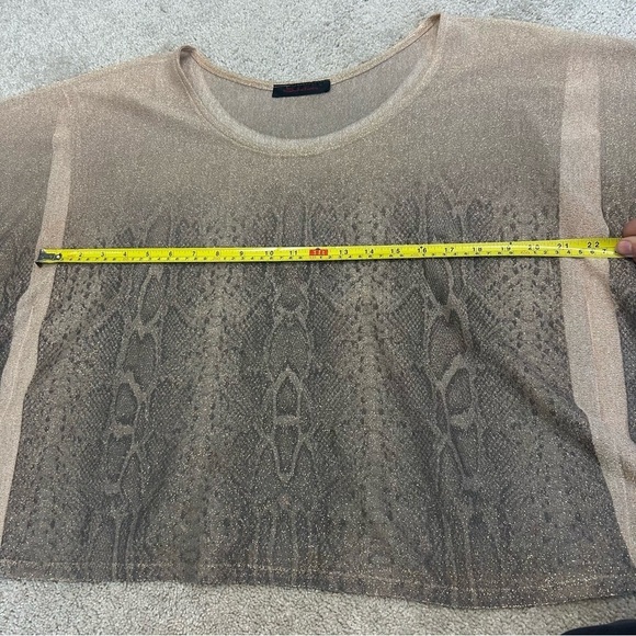 SEDUCTION cream gray animal snake print webbed sleeve shimmering blouse Sz M🇨🇦 - Picture 8 of 10